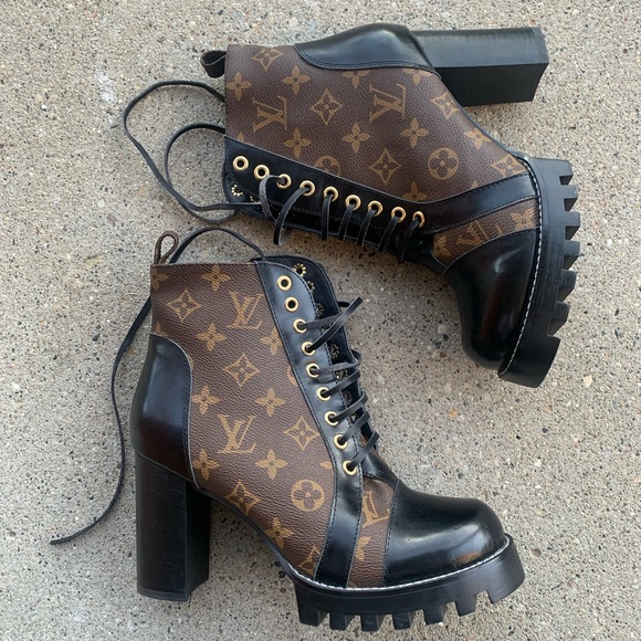 Shoes - Super cute 🤩 on trend combat platform boots ~ Size 8
